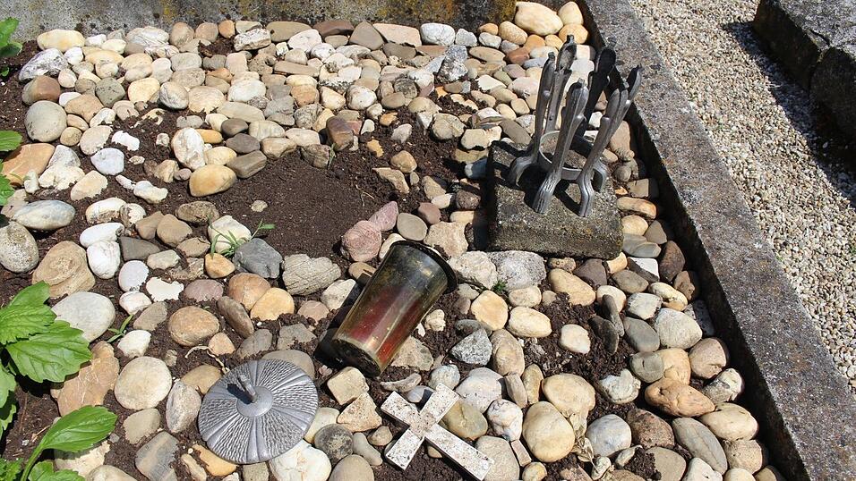 Unbekannte haben mehrere Gräber am Friedhof St. Michael in Straubing verwüstet. Unbekannte haben mehrere Gräber am Friedhof St. Michael in Straubing verwüstet.
