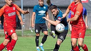 Schalding-Heining legte im Test gegen die SpVgg Hankofen (in Rot) fulminant los.