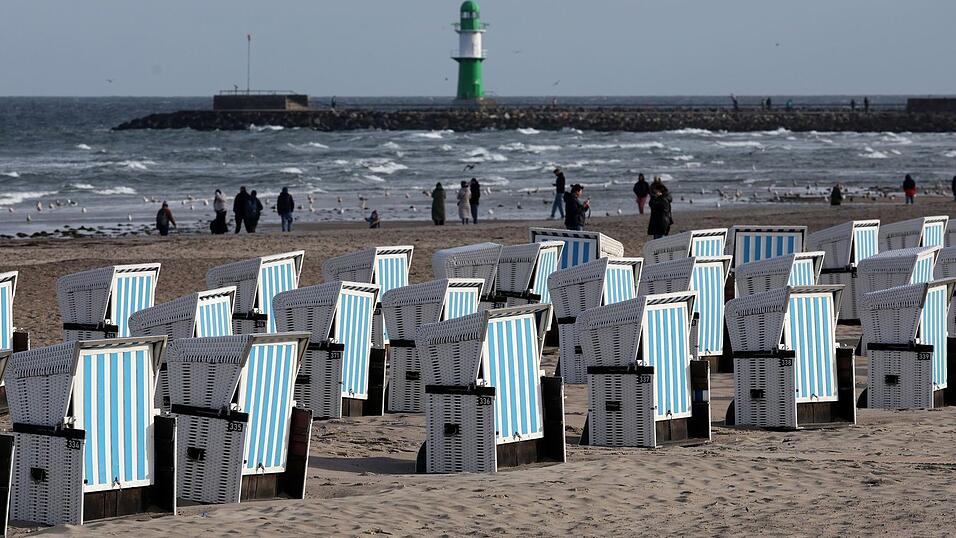 Ostseestrand in Warnemünde. Nicht überall blieben die Strandkörbe stehen