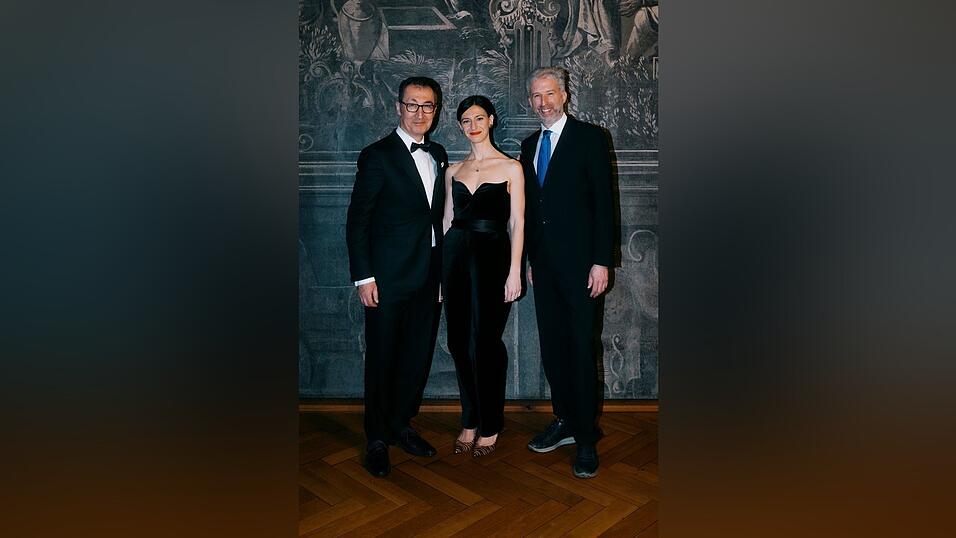 Das Brautpaar strahlt bei der Trauung im T&uuml;binger Rathaus