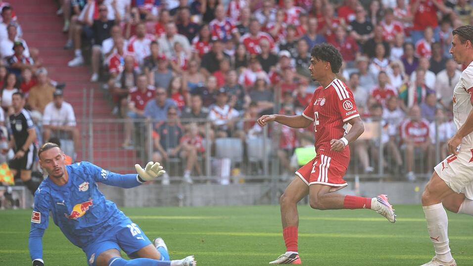Nathaniel Brown (M) trifft erstmals für den FC Bayern. Nathaniel Brown (M) trifft erstmals für den FC Bayern.