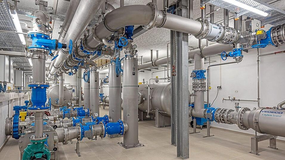 Das immerwährend pulsierende Herzstück der Kreiswerke im Wasserwerk in Neubäu am See. Das Gewirr aus Leitungen bringt jährlich rund 2,5 Millionen Kubikmeter Wasser aus acht Tiefbrunnen direkt in die Häuser von 40.000 Bürgern. Das immerwährend pulsierende Herzstück der Kreiswerke im Wasserwerk in Neubäu am See. Das Gewirr aus Leitungen bringt jährlich rund 2,5 Millionen Kubikmeter Wasser aus acht Tiefbrunnen direkt in die Häuser von 40.000 Bürgern.