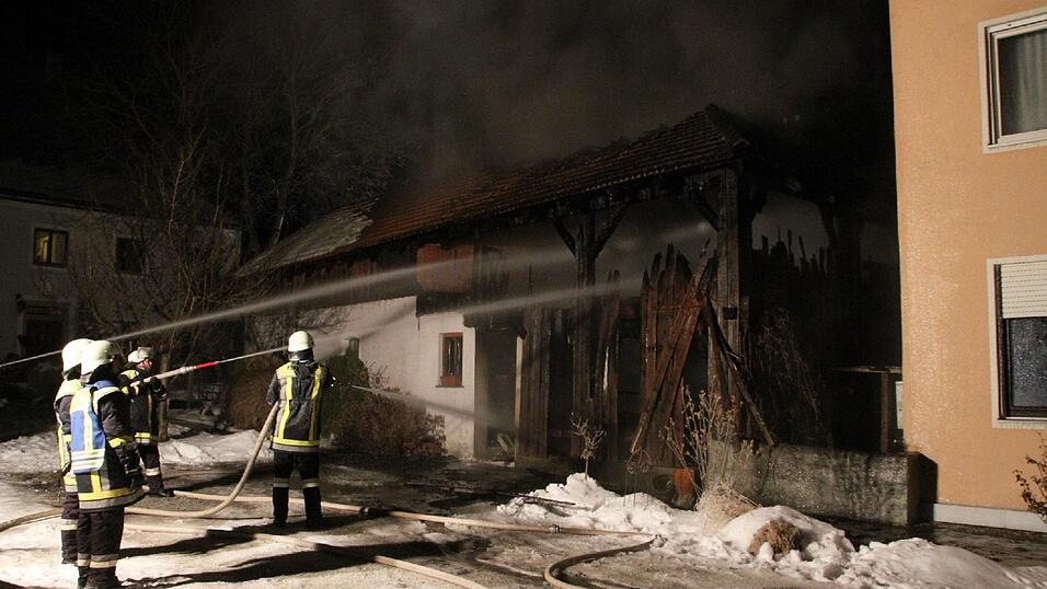 In Kirchroth ist am Donnerstagabend ein Holzstadel im Ortskern aus noch unbekannter Ursache abgebrannt. Die Löscharbeiten gestalteten sich wegen der extremen Kälte schwierig. In Kirchroth ist am Donnerstagabend ein Holzstadel im Ortskern aus noch unbekannter Ursache abgebrannt. Die Löscharbeiten gestalteten sich wegen der extremen Kälte schwierig.