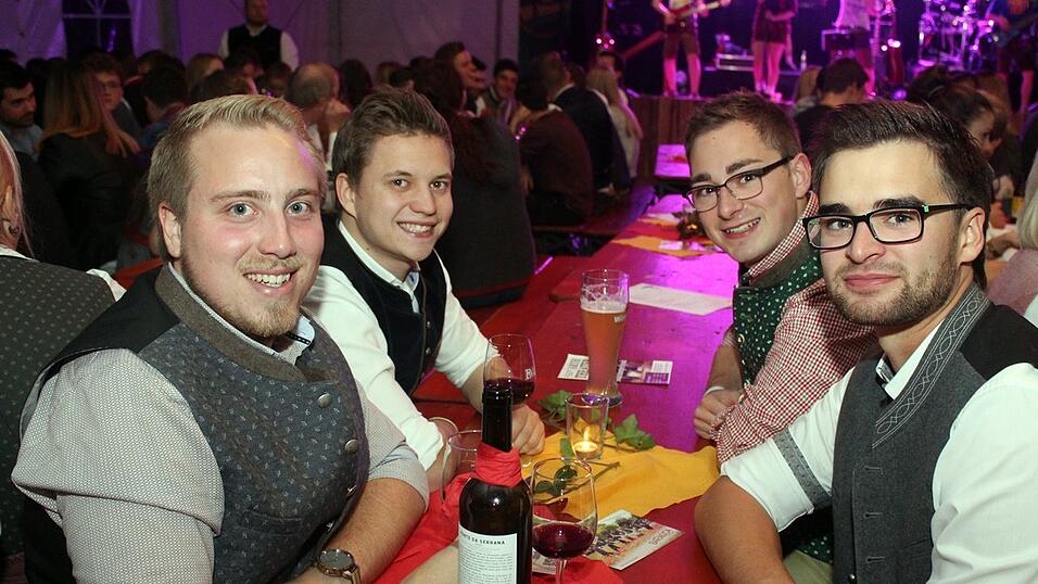 Die besten Bilder vom Wein- und Wei&szlig;bierfest des Burschenvereins Arth und der M&auml;dchengruppe.