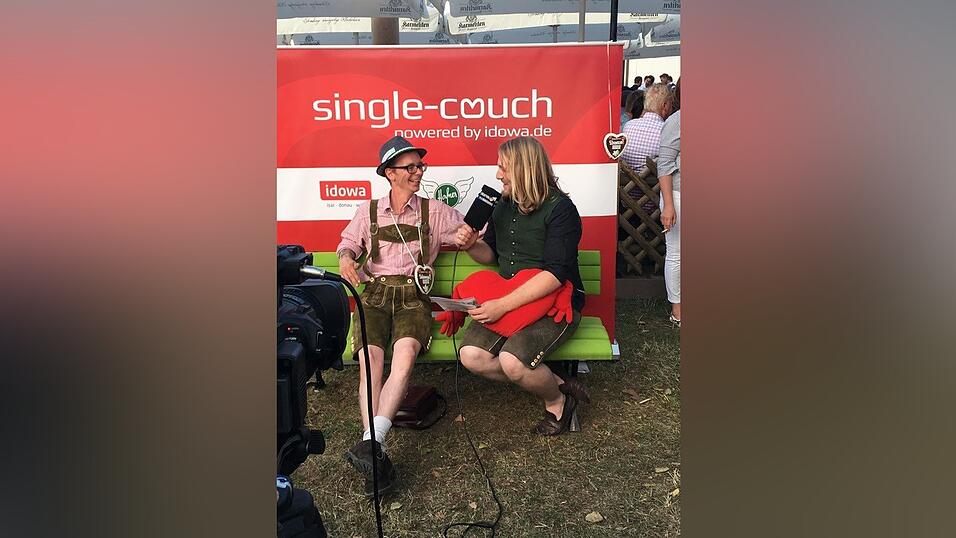 Auch 2019 ist die Single-Couch auf dem Gäubodenvolksfest beliebt. Auch 2019 ist die Single-Couch auf dem Gäubodenvolksfest beliebt.