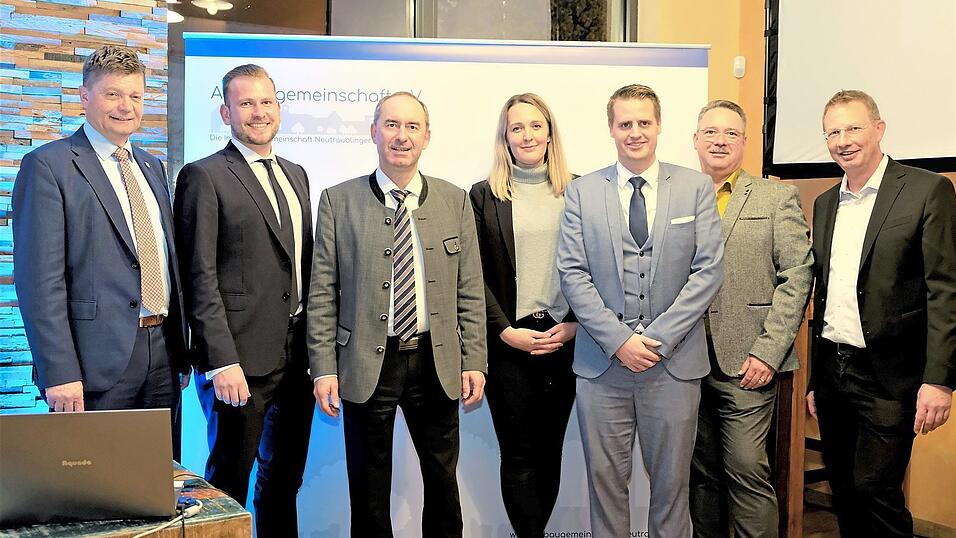 Bürgermeister Harald Stadler, Karl-Michael Brückl, Wirtschaftsminister Hubert Aiwanger, Christina Fetoshi, Tobias Koch, Maik Nierlich und Markus Pesth (von links) bei der Jahreshauptversammlung. Bürgermeister Harald Stadler, Karl-Michael Brückl, Wirtschaftsminister Hubert Aiwanger, Christina Fetoshi, Tobias Koch, Maik Nierlich und Markus Pesth (von links) bei der Jahreshauptversammlung.
