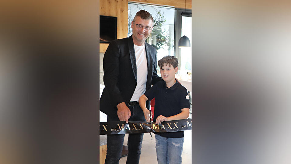 Junior Max Penzkofer schneidet das Band durch und eröffnet das neue Restaurant Das Maxx mit Alexander Penzkofer. Junior Max Penzkofer schneidet das Band durch und eröffnet das neue Restaurant Das Maxx mit Alexander Penzkofer.