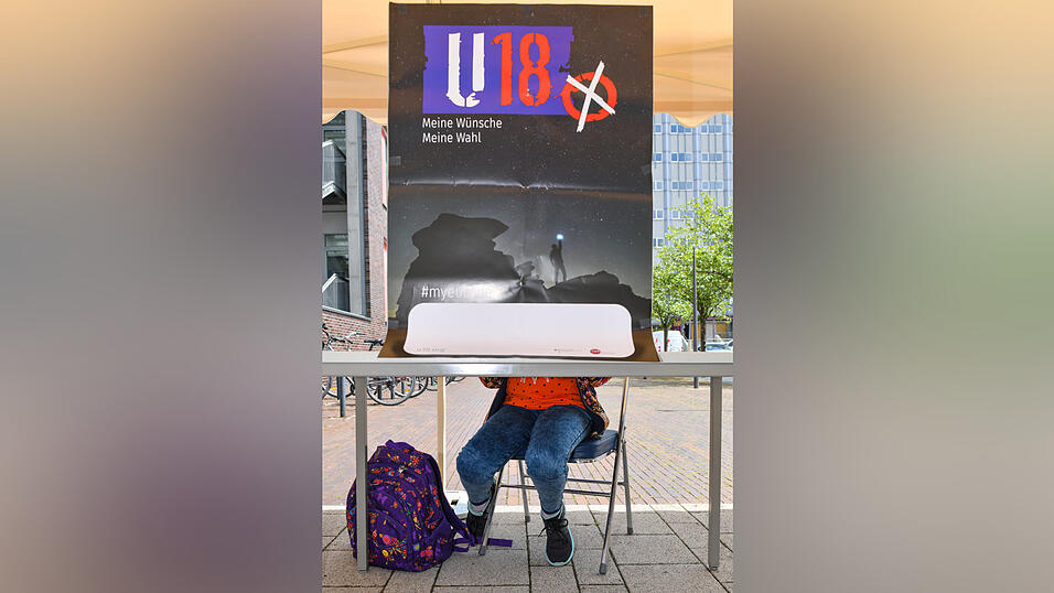 Eine Schülerin sitzt bei der U18-Europawahl in einer Wahlkabine. Eine Schülerin sitzt bei der U18-Europawahl in einer Wahlkabine.