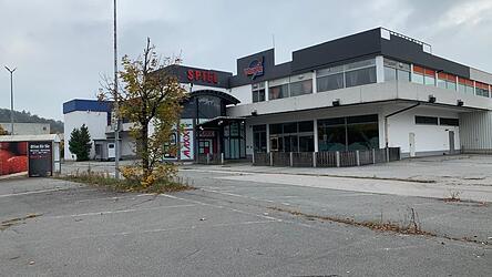 Seit einigen Jahren ist das Areal an der Werftstraße 15 in Deggendorf verlassen, das Gebäude wirkt heruntergekommen. Anfang 2028 soll hier ein neuer Edeka-Verbrauchermarkt eröffnen. Seit einigen Jahren ist das Areal an der Werftstraße 15 in Deggendorf verlassen, das Gebäude wirkt heruntergekommen. Anfang 2028 soll hier ein neuer Edeka-Verbrauchermarkt eröffnen.