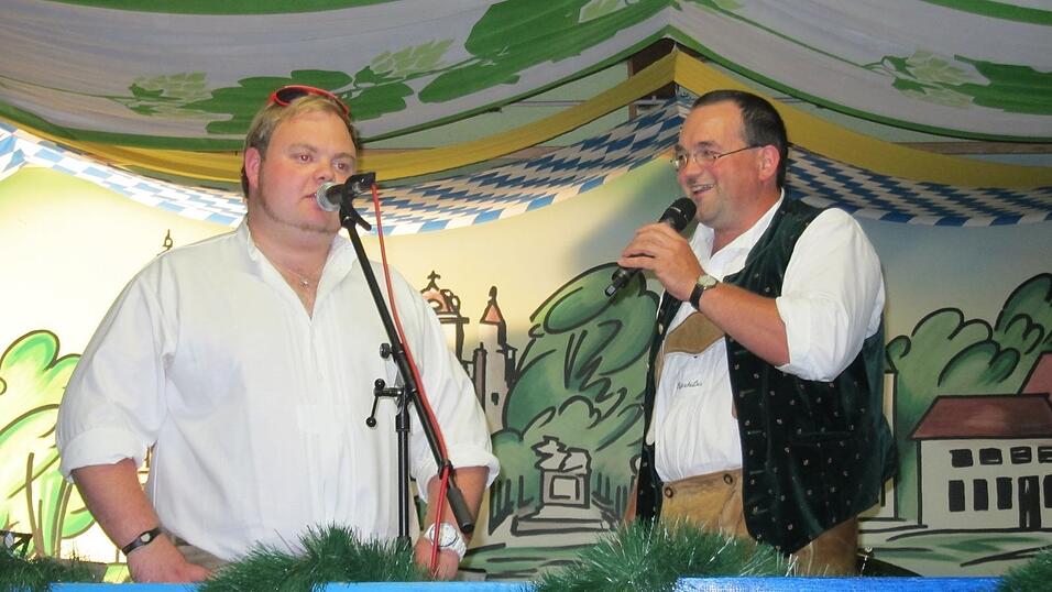 Moderator Martin Linseisen erfragte Hintergrundinformationen zur Entstehung seines Liedes vom 'Max von Rudelzhausen'. - Foto: Rauscher Moderator Martin Linseisen erfragte Hintergrundinformationen zur Entstehung seines Liedes vom 'Max von Rudelzhausen'. - Foto: Rauscher