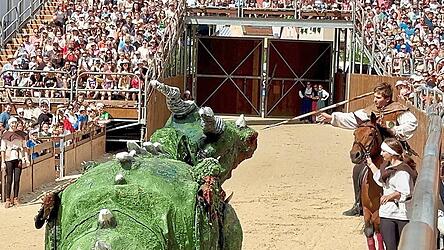 Auch bei den Kindern der H&ouml;hepunkt des St&uuml;cks: Ritter Christian Baumann beim Lanzenwurf in Eddis Maul.