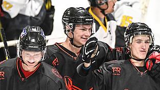 Ein Youngster wurde zum Held des Abends - Felix Karg und Alex Schander feierten Kevin Aigner (von rechts). Foto: Hockeypics/Eva Fuchs Ein Youngster wurde zum Held des Abends - Felix Karg und Alex Schander feierten Kevin Aigner (von rechts). Foto: Hockeypics/Eva Fuchs