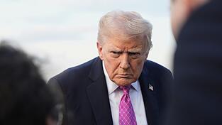 Ausgerechnet Orban, den der US-Präsident in der Vergangenheit als ideologischen Verbündeten der Trump-Bewegung gepriesen hatte, steht nun im Fokus von Trumps harschen Kritik.