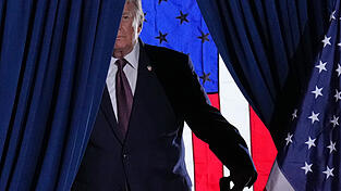 Für Donald Trump wäre ein Durchmarsch der Demokraten der Anfang vom Ende seiner politischen Vormachtstellung. Je schlechter die Ergebnisse, desto schneller wird der Präsident zur „lahmen Ente“. So nennen die Amerikaner Amtsinhaber, deren Einfluss zum Ende der Amtszeit schwindet. Für Donald Trump wäre ein Durchmarsch der Demokraten der Anfang vom Ende seiner politischen Vormachtstellung. Je schlechter die Ergebnisse, desto schneller wird der Präsident zur „lahmen Ente“. So nennen die Amerikaner Amtsinhaber, deren Einfluss zum Ende der Amtszeit schwindet.