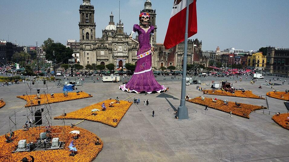 Zehntausende orangefarbene Cempasúchil-Blumen schmücken den Zócalo-Platz. Zehntausende orangefarbene Cempasúchil-Blumen schmücken den Zócalo-Platz.