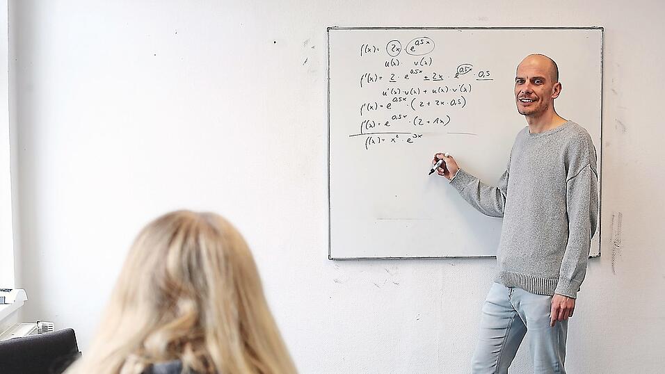 Markus Greindl, Inhaber des 'Nachhilfeinstituts Landshut', versucht jetzt alle Fragen zu beantworten, die sich seine Sch&uuml;lern zur Zeit des Homeschoolings gestellt haben.
