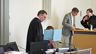 Verteidiger Axel Reiter (links) hatte seinem Mandanten wegen der erdrückenden Beweislage zu dem Geständnis geraten. Der junge Deutsche will sich aber nicht einmal mehr an sein Opfer erinnern können.