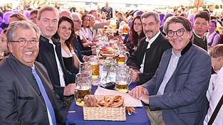 #Söder isst - diesmal mit dem Volksfestverein und den Ehrengästen. Vom Brotzeitbrettl fischt sich Markus Söder erst einmal Streichwurst, Tomaten und sogar grüne Essiggurken herunter.
