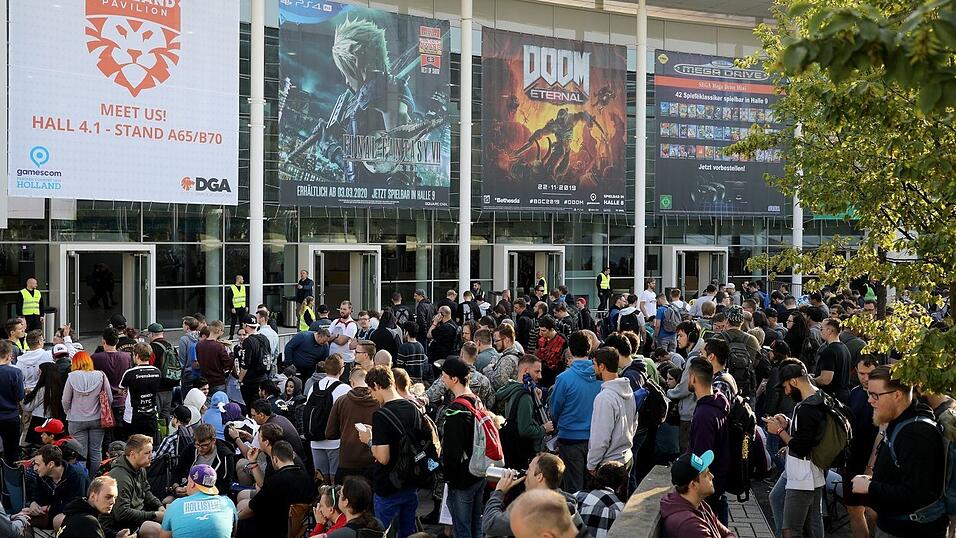 Die Besuchermassen der Gamescom sind legend&auml;r. Ob auch nach zwei Jahren Pandemie wieder so viele Leute durch die Hallen streifen werden?