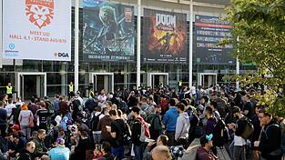 Die Besuchermassen der Gamescom sind legend&auml;r. Ob auch nach zwei Jahren Pandemie wieder so viele Leute durch die Hallen streifen werden?