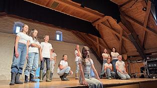 Schauspielgruppe „Superkekschaoten“ aus den 6. bis 8. Klassen Schauspielgruppe „Superkekschaoten“ aus den 6. bis 8. Klassen