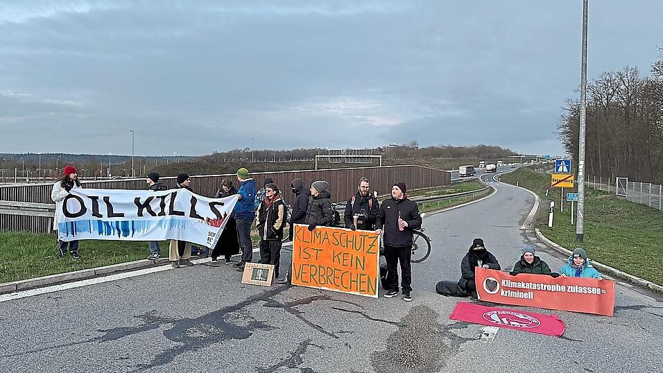 Frust und Unverständnis über eine wahrgenommene Ungleichbehandlung von Protesten veranlassten die Aktivisten am Dienstag zu einer spontanen Aktion auf der Zufahrt zur A 3 beim Jahnstadion. Frust und Unverständnis über eine wahrgenommene Ungleichbehandlung von Protesten veranlassten die Aktivisten am Dienstag zu einer spontanen Aktion auf der Zufahrt zur A 3 beim Jahnstadion.