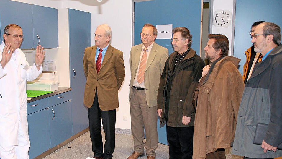 Anton Schlicksbier war Mitglied des Kreistags und Kreisausschusses. Das Bild zeigt ihn (rechts) im November 2005 bei einem Besuch in der Kreisklinik.