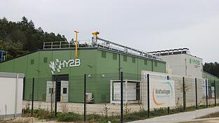 Außen unscheinbar, innen Hightech: Der Elektrolyseur in Pfeffenhausen spielt in der bayerischen Wasserstoff-Strategie eine wichtige Rolle.