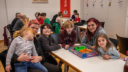 Die Mamas Melanie Leopold (2. v.r.) und Desiree Steinecke mit ihren Kindern waren begeistert und gerne gekommen.