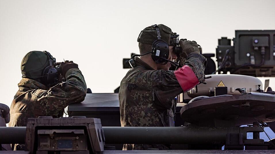 Aufkl&auml;rer beobachten den Verlauf einer Truppen&uuml;bung in der Oberlausitz.