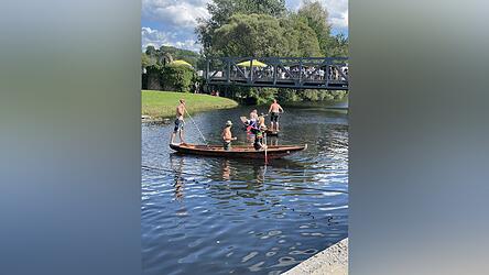 Aus drei Mann besteht die Besatzung beim Fischerstechen. Zwei davon bewegen das Boot mit Ruder und versuchen eine g&uuml;nstige Ausgangsposition f&uuml;r den Stecher zu bekommen. Dieser steht auf einer Blattform am Ende des Kahns, darf diese nicht verlassen und auch mit keinem K&ouml;rperteil den Bootsk&ouml;rper ber&uuml;hren. Ansonsten droht die Disqualifikation. Bewaffnet ist der Stecher mit einer langen Stange, deren Ende mit weichem Material umwickelt ist , um Verletzungen zu vermeiden.