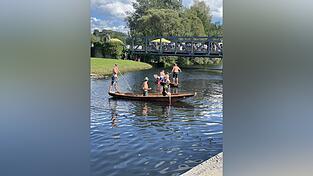 Aus drei Mann besteht die Besatzung beim Fischerstechen. Zwei davon bewegen das Boot mit Ruder und versuchen eine günstige Ausgangsposition für den Stecher zu bekommen. Dieser steht auf einer Blattform am Ende des Kahns, darf diese nicht verlassen und auch mit keinem Körperteil den Bootskörper berühren. Ansonsten droht die Disqualifikation. Bewaffnet ist der Stecher mit einer langen Stange, deren Ende mit weichem Material umwickelt ist , um Verletzungen zu vermeiden. Aus drei Mann besteht die Besatzung beim Fischerstechen. Zwei davon bewegen das Boot mit Ruder und versuchen eine günstige Ausgangsposition für den Stecher zu bekommen. Dieser steht auf einer Blattform am Ende des Kahns, darf diese nicht verlassen und auch mit keinem Körperteil den Bootskörper berühren. Ansonsten droht die Disqualifikation. Bewaffnet ist der Stecher mit einer langen Stange, deren Ende mit weichem Material umwickelt ist , um Verletzungen zu vermeiden.