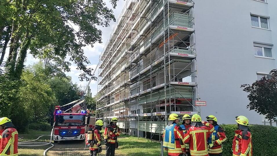 Bei einem Brand in einem Dachstuhl sind am Donnerstag über zehn Personen verletzt worden. Bei einem Brand in einem Dachstuhl sind am Donnerstag über zehn Personen verletzt worden.