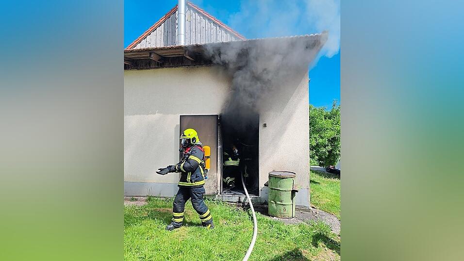 Beim Eintreffen der Feuerwehren drang dunkler Rauch aus dem Gebäude.