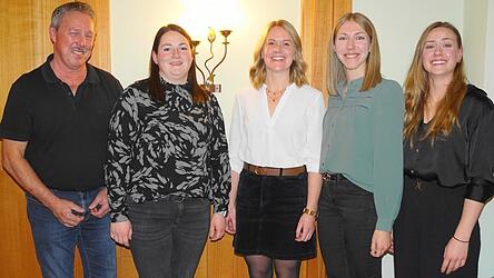 Die neu gew&auml;hlte Abteilungsleitung mit FC-Vorsitzendem Lothar Greisinger, Abteilungsleiterin Pia Spitzenberger, 2. Abteilungsleiterin Anna Stocker, Kassenchefin Monika Piendl und Schriftf&uuml;hrerin Maria Stocker (v.l.)