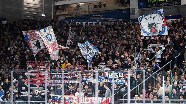 Fans der Eisbren Berlin whrend des Spiels zwischen den Straubing Tigers und den Eisbren Berlin am 29.03.2026 in Straubing, Deutschland. (Foto von Alex Butscher / City-Press GmbH Bildagentur)