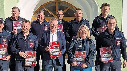 Bei der &Uuml;bergabe des Jahresberichts: die Verantwortlichen der Wehr, KBI, KBM, B&uuml;rgermeister und Julia R&ouml;tzer vom Baumarkt Schiller.