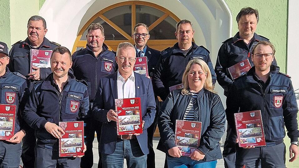 Bei der &Uuml;bergabe des Jahresberichts: die Verantwortlichen der Wehr, KBI, KBM, B&uuml;rgermeister und Julia R&ouml;tzer vom Baumarkt Schiller.