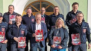 Bei der &Uuml;bergabe des Jahresberichts: die Verantwortlichen der Wehr, KBI, KBM, B&uuml;rgermeister und Julia R&ouml;tzer vom Baumarkt Schiller.