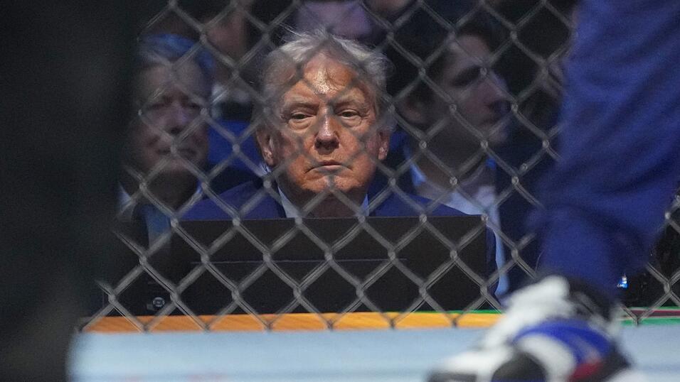 Zu einem 80. Geburtstag ließ US-Präsident Donald Trump vor dem Weißen Haus Käfigkämpfe veranstalten (Archivbild). Zu einem 80. Geburtstag ließ US-Präsident Donald Trump vor dem Weißen Haus Käfigkämpfe veranstalten (Archivbild).