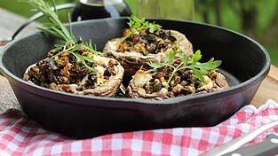 Ideal für ein Buffet, aber auch als Grillbeilage: heute stellt uns Anja Auer ihr Rezept für gefüllte Riesenchampignons vor.