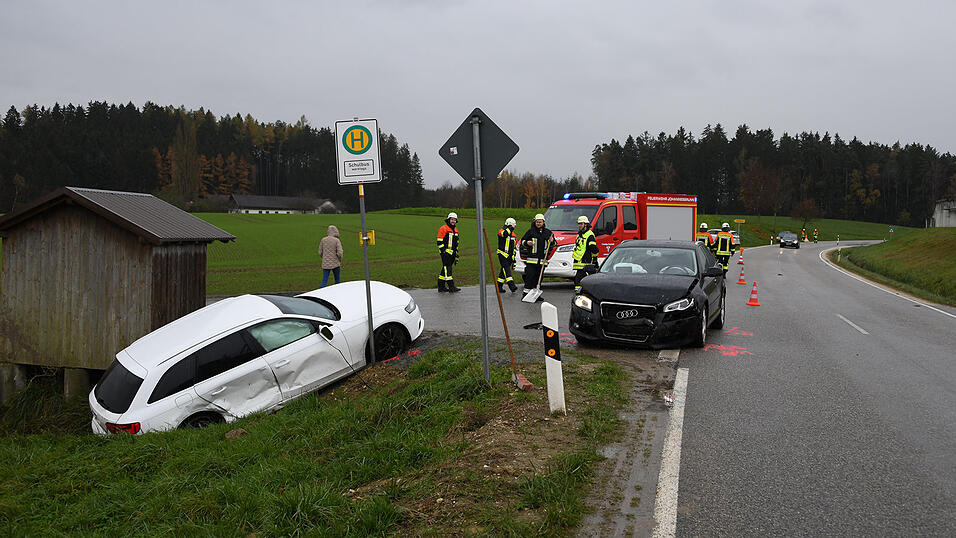 Bei einem Unfall auf der Kreisstra&szlig;e LA3 im Landkreis Landshut sind 4 Personen verletzt worden.