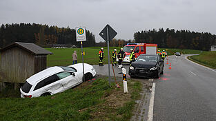Bei einem Unfall auf der Kreisstraße LA3 im Landkreis Landshut sind 4 Personen verletzt worden. Bei einem Unfall auf der Kreisstraße LA3 im Landkreis Landshut sind 4 Personen verletzt worden.