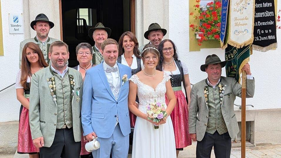 Die Vorstandschaft des Sch&uuml;tzenvereins Almenrausch Haus und die Festpers&ouml;nlichkeiten beim 60-j&auml;hrigen Gr&uuml;ndungsfest 2019 bildeten dem jungverm&auml;hlten Paar ein Spalier.