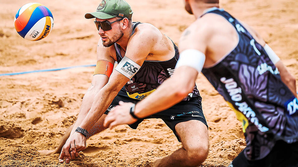 Perfekte Haltungsnoten in der Annahme: Benedikt Sagstetter (links) kam im ersten Satz gegen Gonzalo Melgarejo/Giuliano Massare Canillas aus Paraguay „im Sideout auf überragende 78 Prozent“, wie sein Bruder Jonas (rechts) nach dem 2:0-Erfolg befand. Perfekte Haltungsnoten in der Annahme: Benedikt Sagstetter (links) kam im ersten Satz gegen Gonzalo Melgarejo/Giuliano Massare Canillas aus Paraguay „im Sideout auf überragende 78 Prozent“, wie sein Bruder Jonas (rechts) nach dem 2:0-Erfolg befand.
