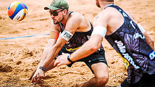 Perfekte Haltungsnoten in der Annahme: Benedikt Sagstetter (links) kam im ersten Satz gegen Gonzalo Melgarejo/Giuliano Massare Canillas aus Paraguay „im Sideout auf überragende 78 Prozent“, wie sein Bruder Jonas (rechts) nach dem 2:0-Erfolg befand. Perfekte Haltungsnoten in der Annahme: Benedikt Sagstetter (links) kam im ersten Satz gegen Gonzalo Melgarejo/Giuliano Massare Canillas aus Paraguay „im Sideout auf überragende 78 Prozent“, wie sein Bruder Jonas (rechts) nach dem 2:0-Erfolg befand.