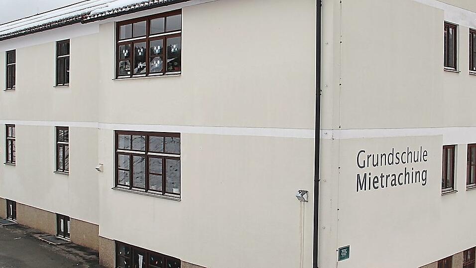 Die Grundschule Mietraching ist schon in die Jahre gekommen und wird daher von Grund auf saniert.
