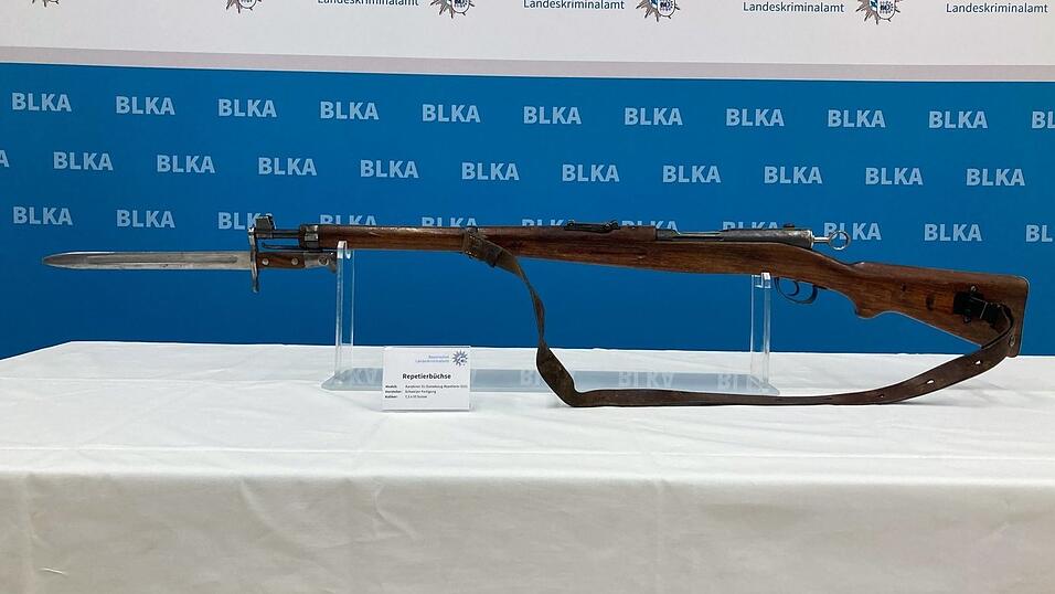 Der Verkäufer der Waffe hat laut den Ermittler nicht gewusst, dass gegen den Täter ein behördliches Waffenbesitzverbot bestanden hatte. Der Verkäufer der Waffe hat laut den Ermittler nicht gewusst, dass gegen den Täter ein behördliches Waffenbesitzverbot bestanden hatte.