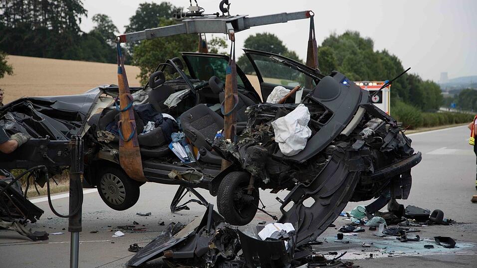 Auf der A92 bei Altdorf ist am Freitagabend ein Autofahrer in einen stehenden Lastwagen gekracht und dabei schwer verletzt worden. (Fotos: FD)