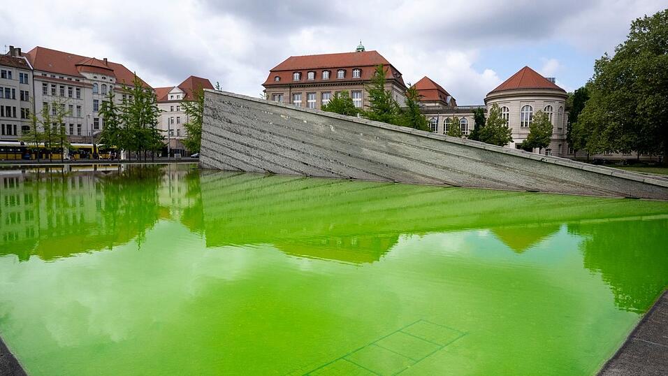 Auch der Mauerbrunnen vor dem Wirtschaftsministerium in Berlin leuchtete am Morgen grün. Auch der Mauerbrunnen vor dem Wirtschaftsministerium in Berlin leuchtete am Morgen grün.